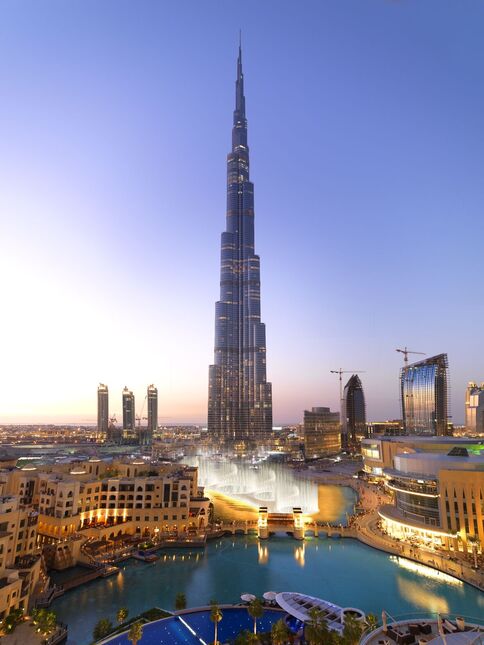 2010 - Hoch hinaus: Mit der Eröffnung des Burj Khalifa wird 2010 das damals mit 828 m höchste Gebäude der Welt fertiggestellt. Hansgrohe stattet das Prestigeprojekt in Dubai mit mehr als 5000 Armaturen aus, darunter Modelle der Luxuskollektion Axor Starck. Der Wolkenkratzer bietet Platz für rund 12 000 Bewohner und beherbergt Appartements, Büros, ein Hotel und Restaurants.